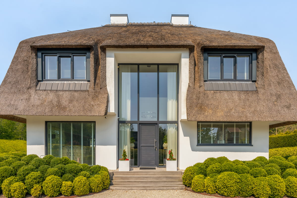 Villa met rieten dak